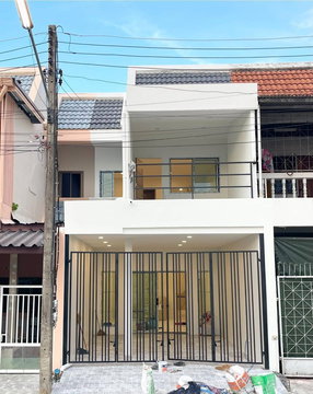 Now accepting reservations! New houses near Big C Extra Khlong Toei. 2 bedrooms, 2 bathrooms, 20.7 sq.wah land area. Selling price 2.39 million baht.