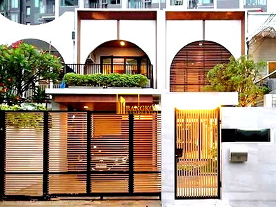 Townhouses for rent BTS Phra Khanong : Beautifully Renovated 3 Bed Townhouse For Rent in Ekkamai - BR8807TH