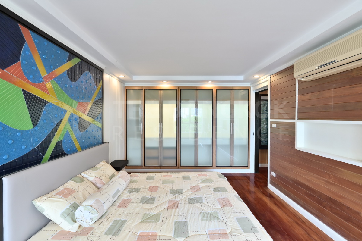 picture Avenue 61 Condo Near MRT to Save More Time - 1/10