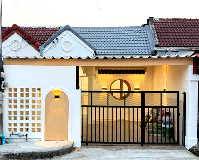 Townhouses for sale Chonburi : Newly renovated minimalist-style townhome at Rung Amorn Villa. Beautiful, charming, and comfortable to live in.