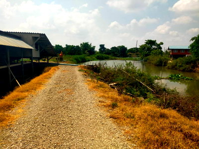 Land for sale Bang Len Nakhon Pathom : Large plot of land, 1,264 rai, for sale as a lump sum of 700 million baht. Ideal for a new city project.