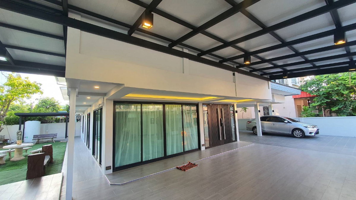 รูป ให้เช่าบ้านเดี่ยว 2 ชั้น 5 ห้องนอน ซอยรัชดา 36 โชคชัย 4 ตกแต่งสไตล์Modern - รูปที่ 2/16