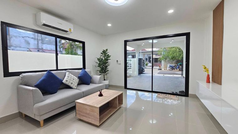 Sale! Spacious house in Hat Yai city, Rat Uthit Road. 3 bedrooms, 2 bathrooms, 30 sq.wa land area. Selling price: 2.69 million baht.