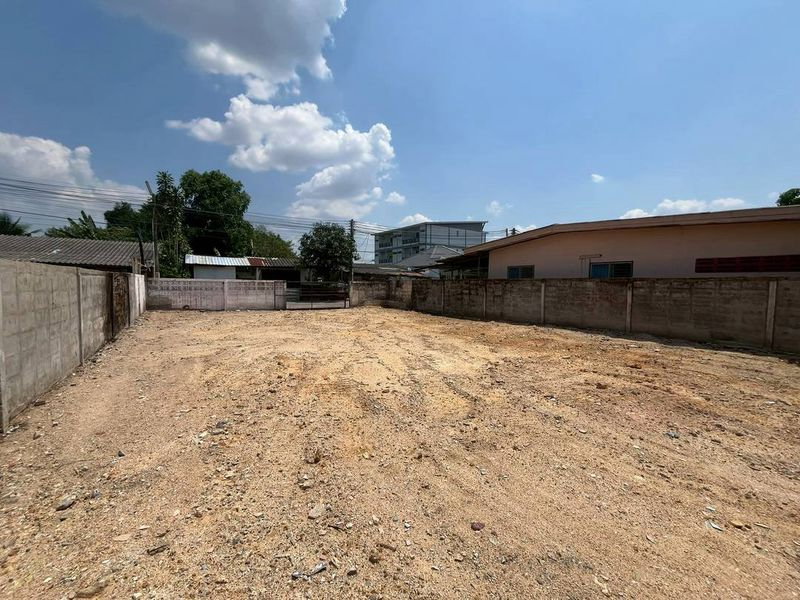 picture Vacant corner plot of land for sale in Sriracha, Chonburi. Excellent location with easy access. - 3/5