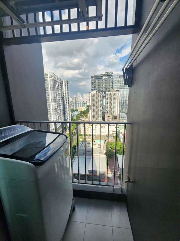 รูป Life asoke rama 9 ห้องชั้นสูง วิวไม่บล็อค เฟอร์ฯเครื่องใช้ไฟฟ้าครบ  หิ้วกระเป๋าเข้ามาได้เลย - รูปที่ 11/12