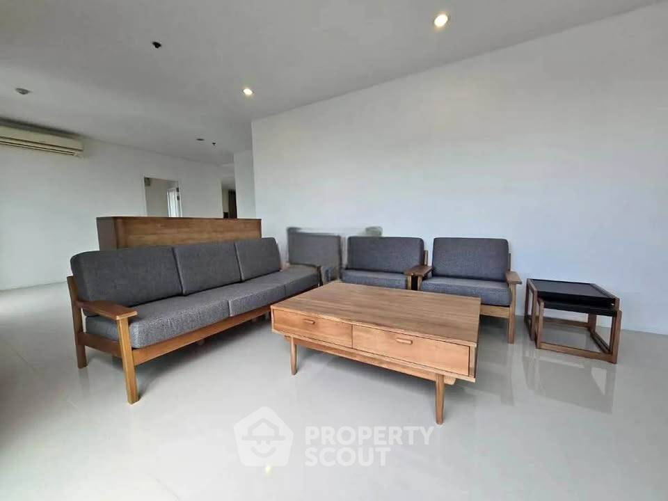 picture 4-BR Condo at Villa Asoke near MRT Phetchaburi (ID 2806731) - 3/3