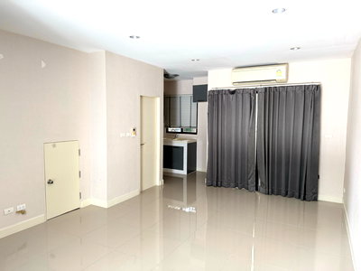 เช่าทาวน์โฮม วิทยาลัยรัชต์ภาคย์เทคโนโลยีและการจัดการ : ให้เช่า Baan Klang Mueng Rama 9 - Ramkhamhaeng | ทาวน์โฮม 3 ชั้น วิวสวน 