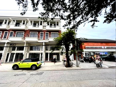 อาคารพาณิชย์ให้เช่า : ให้เช่าอาคารพาณิชย์ 3.5 ชั้น ริมถนนซอยแจ้งวัฒนะ  ใกล้ รพ มงกุฎวัฒนะ ใกล้ ศูนย์ราชการ เหมาะเป็นสำนักงาน , คลีนิก , ขายของ Online , อื่น ๆ จดบริษัทได้