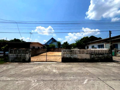 Land for sale Pinthong Industrial Estate : Vacant corner plot of land for sale in Sriracha, Chonburi. Excellent location with easy access.