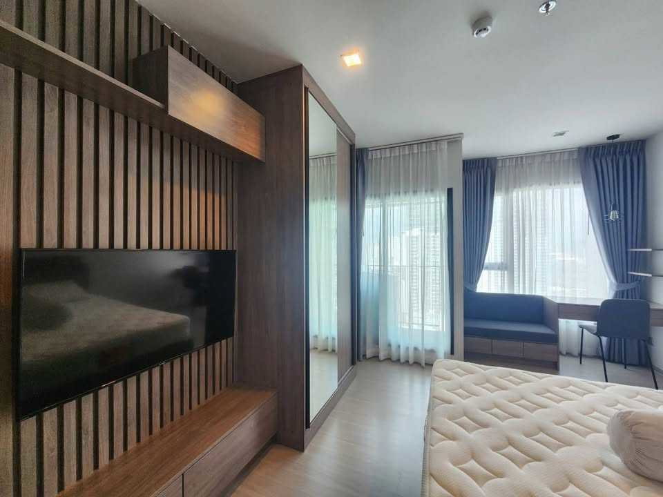 รูป Life asoke rama 9 ห้องชั้นสูง วิวไม่บล็อค เฟอร์ฯเครื่องใช้ไฟฟ้าครบ  หิ้วกระเป๋าเข้ามาได้เลย - รูปที่ 2/12