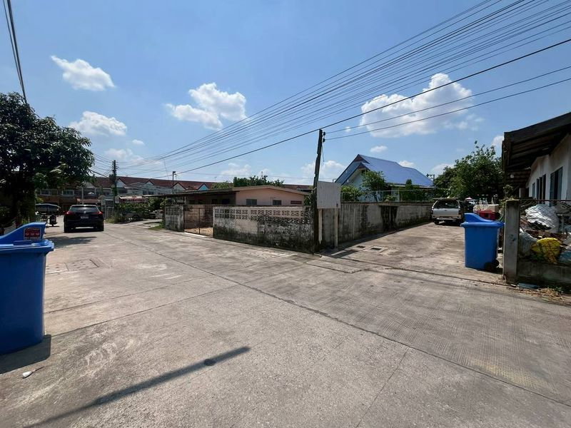 picture Vacant corner plot of land for sale in Sriracha, Chonburi. Excellent location with easy access. - 2/5