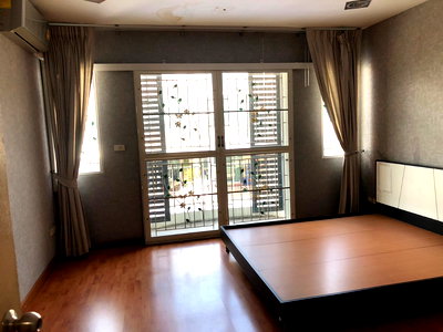 Townhouses for sale Bangkok : Townhouse for sale Ramintra area, close to BTS and Fashion Island shopping center 