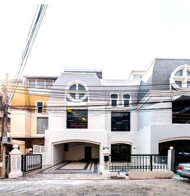 Townhouses for rent Big C Extra Rama 4 : LTH6942 – Townhouse in Ekkamai FOR RENT 7 beds 5 baths Size 430 Sq.M. Near BTS Ekkamai Station ONLY 100k/month