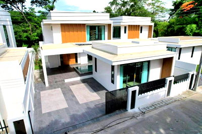 Houses for sale Chaiyaphruek  : Luxury pool villa for sale in Soi Chaiyapruek, near Jomtien Beach, Pattaya. Excellent location.