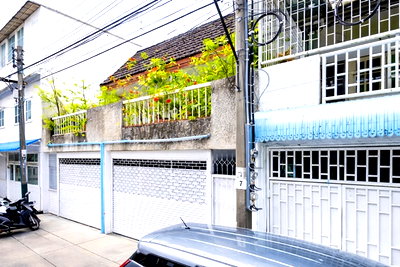 เช่าทาวน์โฮม ถนนนราธิวาสราชนครินทร์ : ใกล้ BTSสุรศักดิ์ 700 ม. ทาวน์เฮาส์ 2 ชั้น 1-2คูหา 3-6 นอน สีลม บางรัก รพ.เซนต์หลุยส์ 1 กม.2 น้ำ 17 ตร.ว.136 ตร.ม.