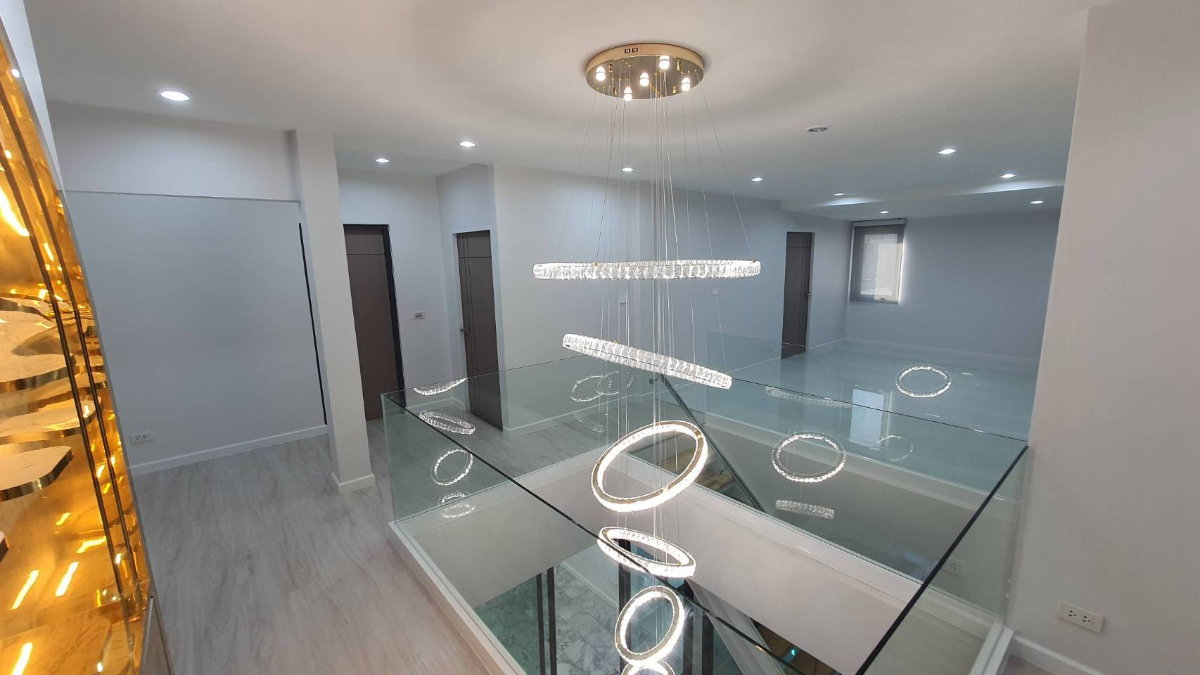 รูป ให้เช่าบ้านเดี่ยว 2 ชั้น 5 ห้องนอน ซอยรัชดา 36 โชคชัย 4 ตกแต่งสไตล์Modern - รูปที่ 10/16