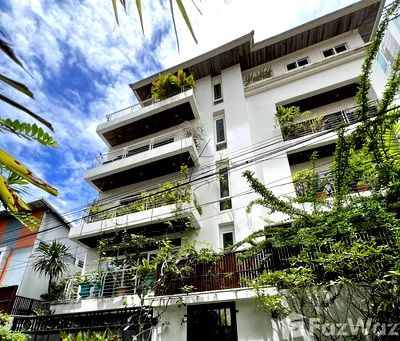 Houses for sale Srinakharinwirot University Prasanmit Campus : 6 Bedroom House for sale in Khlong Toei, Bangkok  5959785