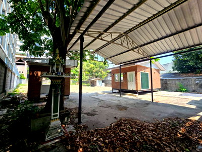 Retail spaces for rent Srinagarindra Road : Commercial space for rent, including existing buildings, Sukhumvit 77, near BTS On Nut (N.2042)