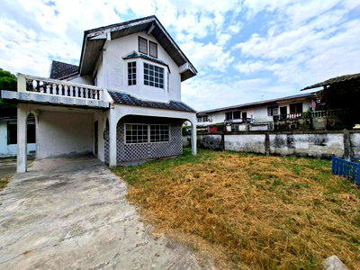 Land for sale Rat Burana : Land for sale, already filled and leveled, with existing structures, large area, Soi Suk Sawat 70, near Khru Nai BTS station (N.2026)