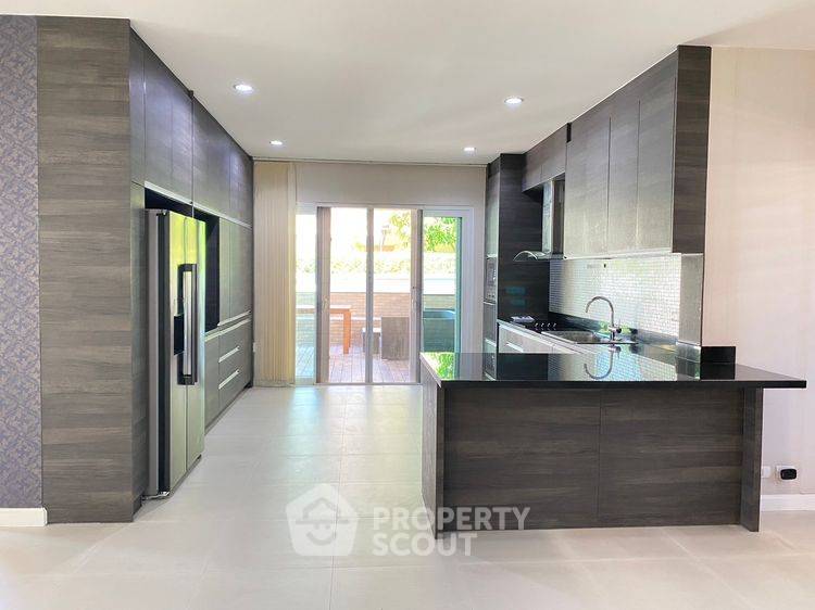 รูป บ้าน 5-ห้องนอน ที่ วิลล่า นครินทร์ อ่อนนุช-วงแหวน ใกล้ ท่าอากาศยานสุวรรณภูมิ (ID 2824035) - รูปที่ 4/14