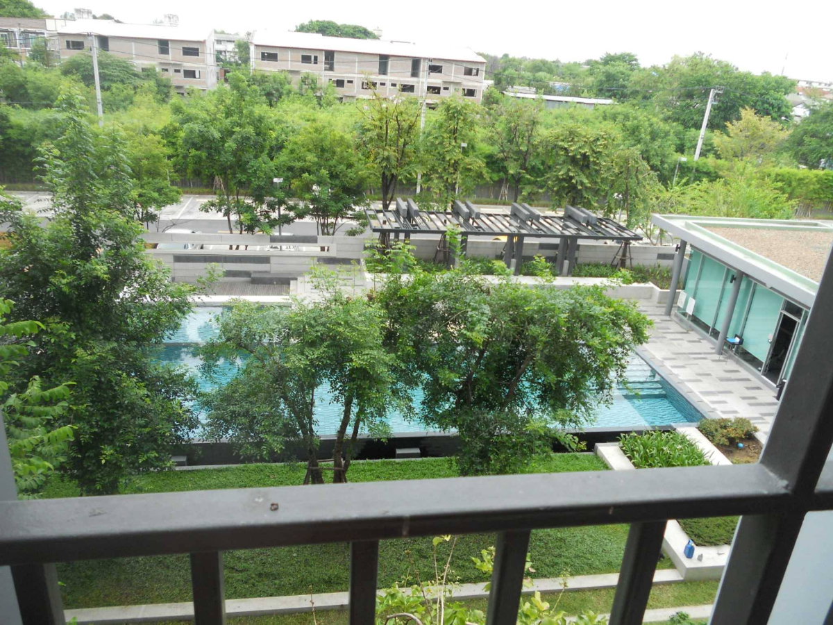 รูป  วิวสระ ฟีลรีสอร์ท ห้องใหญ่ ราคาดี พร้อมอยู่! 🔥 ให้เช่า D Condo รามอินทรา บรรยากาศร่มรื่น มองสระทุกวัน อยู่สบายเหมือนพักผ่อน 🌴✨ - รูปที่ 4/10