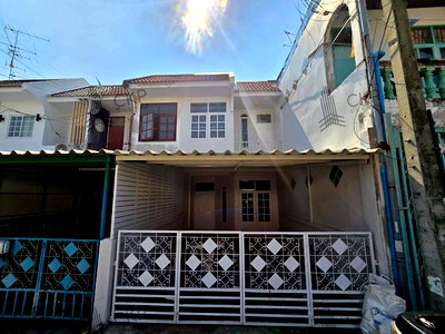 Townhouses for sale Ratchadaphisek Road : Townhouse for sale at Yoo Charoen 99 in Soi Lat Phrao 41, land size 18 sq.wah. Newly renovated, located near Lat Phrao Road and the Yellow Line MRT.