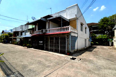 Townhouses for rent Max Valu Pattanakarn : Two-story corner townhouse for rent in Soi On Nut 48. Ready to move in. (N.2036)