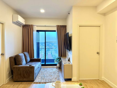 Corner Room !  with Panoramic Bhumibol Bridge & Bang Kachao Views 🌉