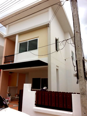 บ้านแฝด สมุทรสาคร : 🔥 ขายบ้านแฝดสไตล์บ้านเดี่ยว หมู่บ้านสารินธารา  Sarin Tara  ทำเลดี ฮวงจุ้ยเด่น ✨ อยู่แล้วรวย เฮงๆ ปังๆ 🌳 ติดถนนสายหลัก เดินทางสะดวก