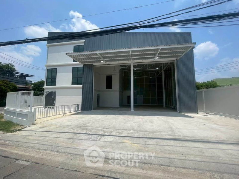 Townhouses for sale : 3-BR Townhouse Golden Town Rattanathibet-Saima Station Near MRT Sai Ma 📍 (ID 2824636)