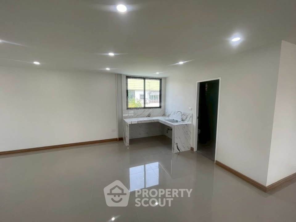 รูป ทาวน์เฮ้าส์ 3-ห้องนอน ที่ โกลเด้น ทาวน์ รัตนาธิเบศร์-สถานีรถไฟฟ้าไทรม้า ใกล้ MRT ไทรม้า (ID 2824636) - รูปที่ 12/28