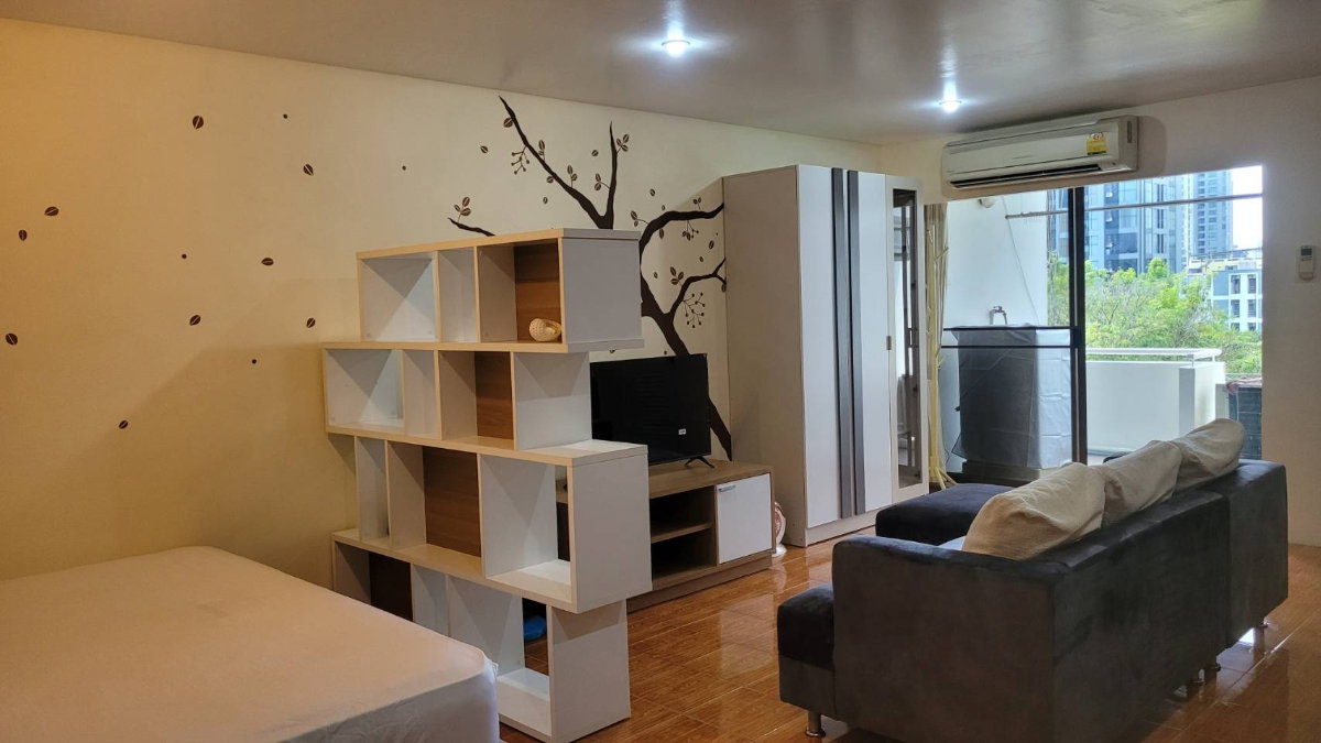 รูป (พร้อมเข้าอยู่แล้ว | Renovated ใหม่) "ห้องกว้าง 40 ตร.ม.  เฟอร์ฯ ใหม่ยกชุด ใกล้ BTS เพียง 200 เมตร"  "มากกว่าแค่ที่พัก แต่คือการพักผ่อนที่มีคุณภาพ" - รูปที่ 2/10