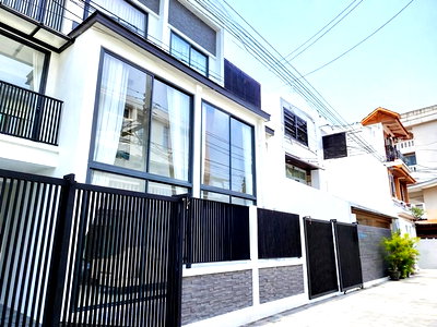 เช่าทาวน์โฮม เขตทวีวัฒนา : เดินทางสะดวกBTS เอกมัย 2 กม. ใกล้รร.นานาชาติ BAIS 900 ม. 21 ตร.ว. เอกมัย 18-24 ทองหล่อ โฮมออฟฟิศ 3 ชั้น 3 นอน 3 น้ำ 200 ตร.ม.