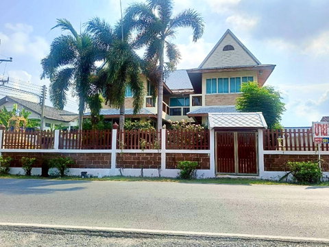 House with warehouse for sale, located on Phuttamonthon Sai 4 Road, Soi Krathumlom 9. Suitable for residential or business use.