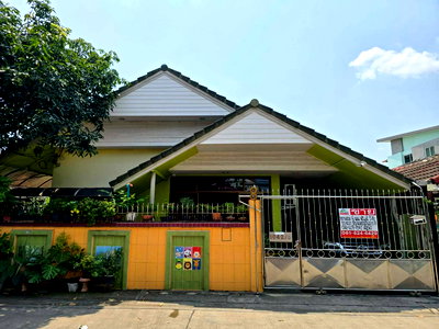 Houses for sale Sukhumvit Road : Single house for sale, Sukhumvit 101, peaceful and ideal for living, near BTS Bang Chak (N.2041)