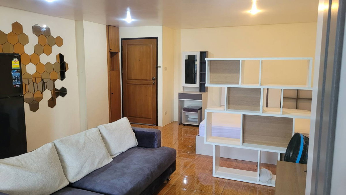 รูป (พร้อมเข้าอยู่แล้ว | Renovated ใหม่) "ห้องกว้าง 40 ตร.ม.  เฟอร์ฯ ใหม่ยกชุด ใกล้ BTS เพียง 200 เมตร"  "มากกว่าแค่ที่พัก แต่คือการพักผ่อนที่มีคุณภาพ" - รูปที่ 3/10