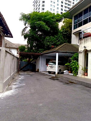 Houses for sale Bangkok University : House and land for sale in a prime location in the city center on Sukhumvit 39, only 600 meters from BTS Phrom Phong Station.