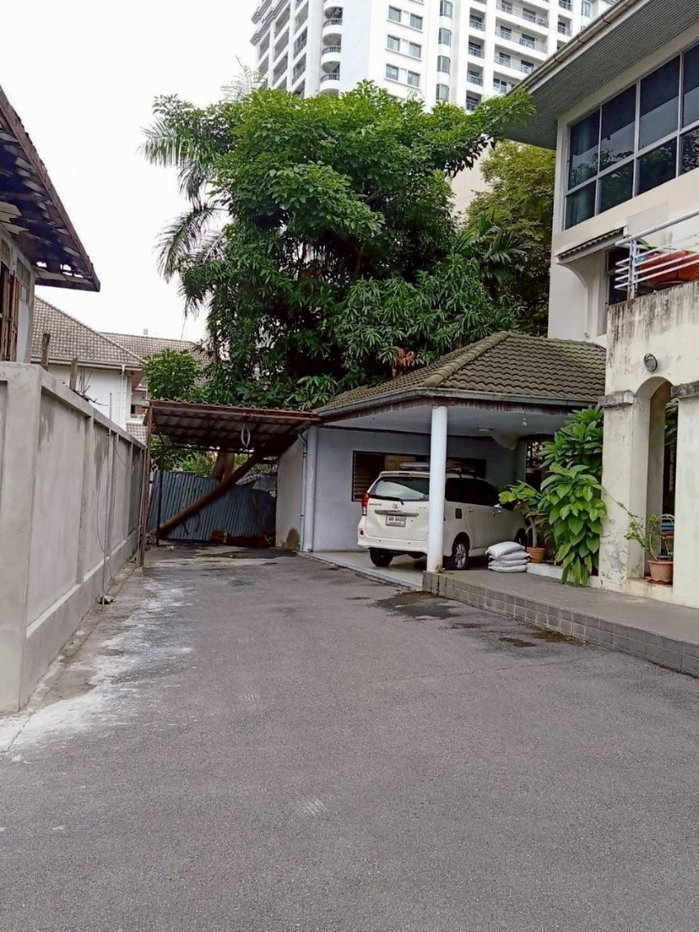 รูป ขายบ้านพร้อมที่ดิน ทำเลดี ใจกลางเมืองบนถนนสุขุมวิท 39  ใกล้รถไฟฟ้า BTS สถานีพร้อมพงษ์เพียง 600 เมตร - รูปที่ 1/5
