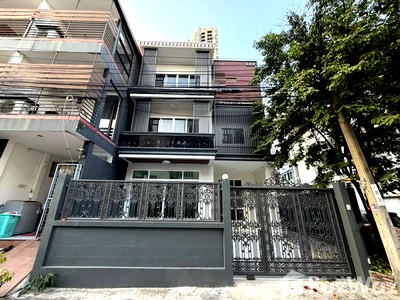Townhouses for rent Sukhumvit Road : 5 Bedroom Townhouse for rent in Phra Khanong, Bangkok  6207338