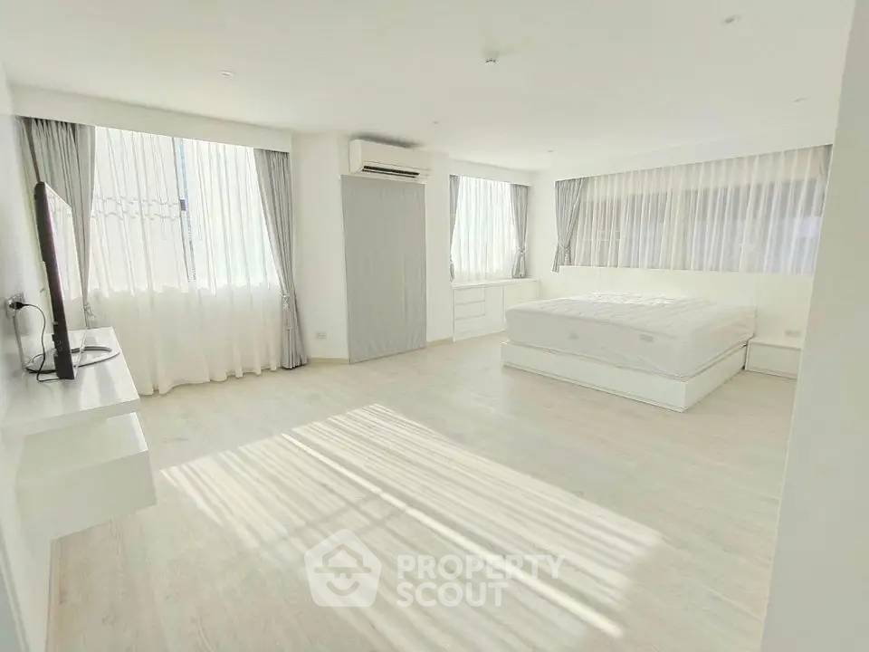 picture Pet-Friendly 2-BR Silom Condominium, 100m To BTS Sala Daeng (ID 2828436) - 15/20