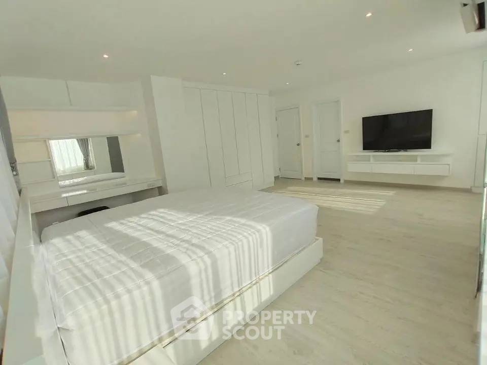 picture Pet-Friendly 2-BR Silom Condominium, 100m To BTS Sala Daeng (ID 2828436) - 17/20