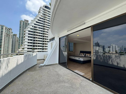 For rent : Supalai Place Sukhumvit 39, Corner unit, 135 sq.m, 12th floor, 2 bedrooms 1 bathroom 1 large kitchen, Fully furnished