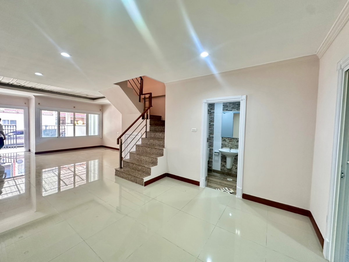 รูป ขายทาวน์เฮาส์ 2 ชั้น รัชธานี 10 คู้บอน 27 บ้านเปล่าพร้อมรีโนเวทต่อ ราคาคุ้มที่สุดในโครงการ เหมาะสำหรับคนอยากแต่งบ้านเอง - รูปที่ 3/16
