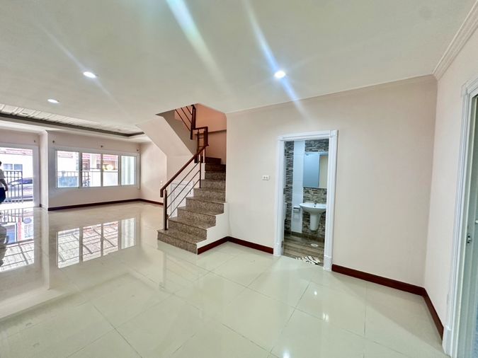 3-bed townhouse for sale, 87 sqm, 21.6 sq wah, Ratchathani 10