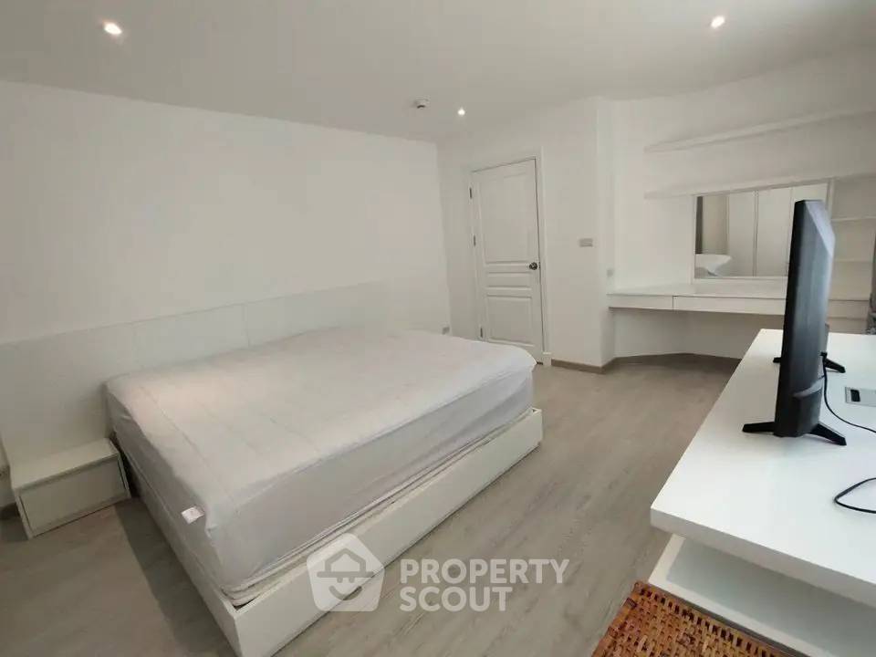 picture Pet-Friendly 2-BR Silom Condominium, 100m To BTS Sala Daeng (ID 2828436) - 20/20