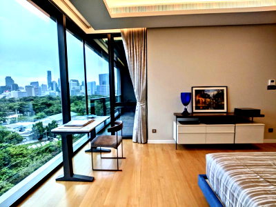 Condos for sale : Sindhorn Tonson NICE DEAL For SALE 