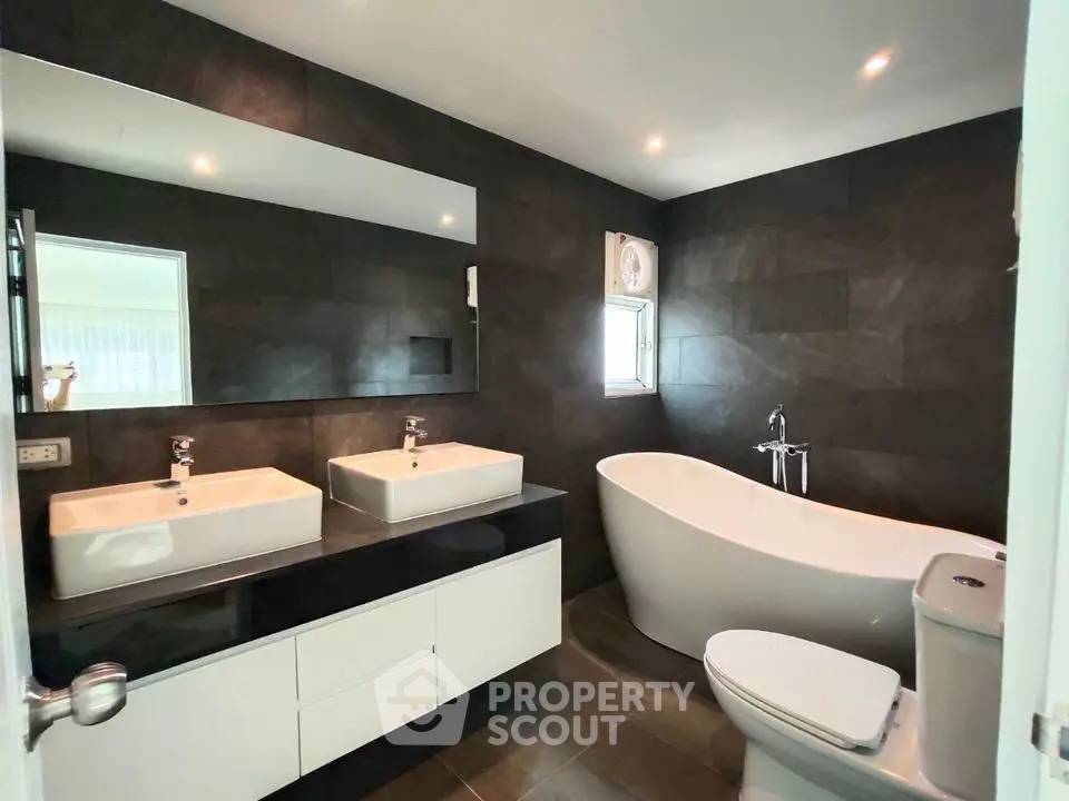 picture Pet-Friendly 2-BR Silom Condominium, 100m To BTS Sala Daeng (ID 2828436) - 18/20