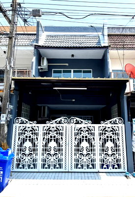 Townhouses for rent Bangkok : 2-story townhouse in Khlong Chan Villa 1, Soi Nawamin 32. Beautiful house, good condition