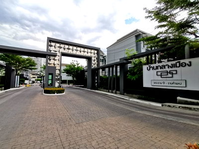 Townhouses for sale Bangkok : For Sale: Baan Klang Muang Rama 9-Ramkhamhaeng | Park View | Near MRT | No Facing Neighbors