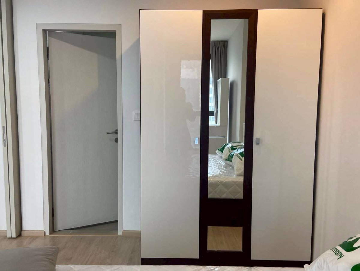 รูป Ideo Q Ratchathewi【𝐒𝐄𝐋𝐋 & 𝐑𝐄𝐍𝐓】🔥ห้องสไตล์โมเดิร์นเท่ด้วยเฟอร์โทนขาวน้ำตาเข้ม ทำให้ทั้งห้องดูเฉียบ หรู🔥 ติดต่อไลน์ไอดี: @hacondo - รูปที่ 3/10